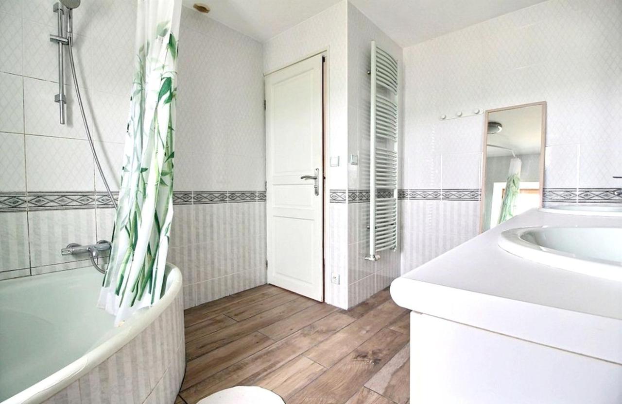Maison Spacieuse A Plougonven Avec Jacuzzi Et Jardin Eksteriør billede